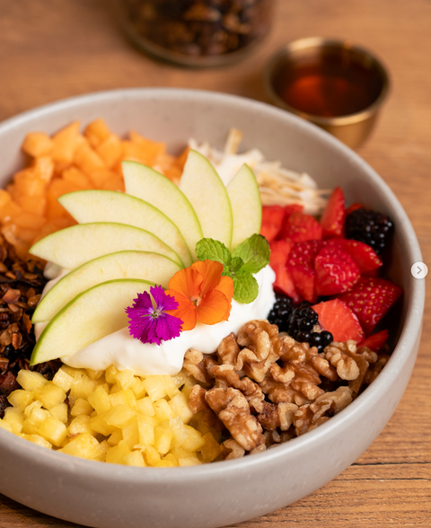 Bowl de frutas con yogur griego y granola, Casa Hindie Mazatlan