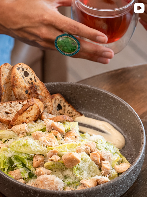Ensalada Cesar con pollo y te, Casa Hindie Mazatlan