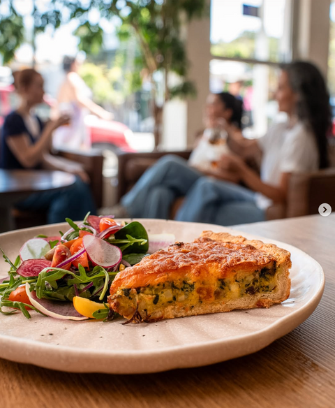 Quiche Lorraine con ensalada fresca, Casa Hindie Mazatlan